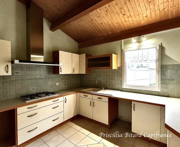 Maison de 148 m² à rénover, avec grand terrain et beau potentiel.