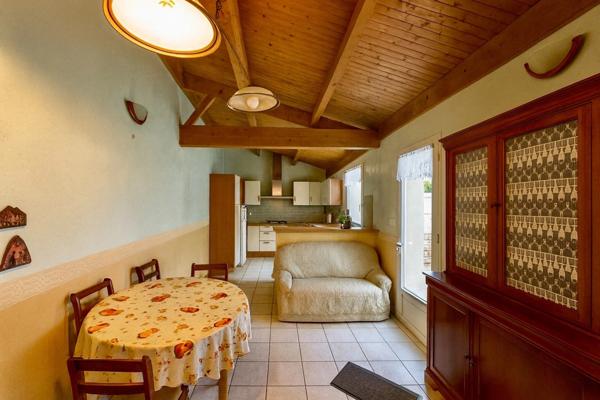 Maison de 148 m² à rénover, avec grand terrain et beau potentiel.