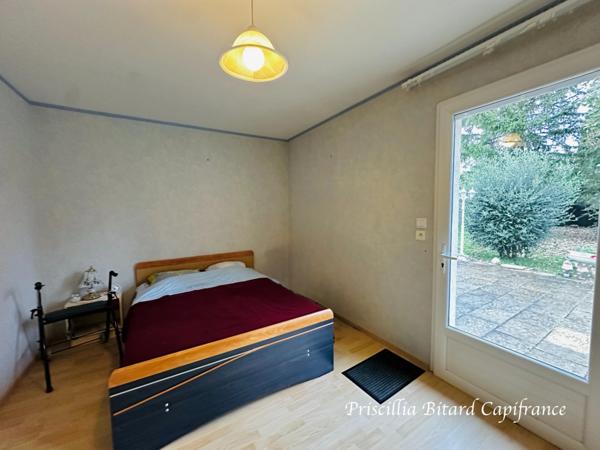 Maison de 148 m² à rénover, avec grand terrain et beau potentiel.