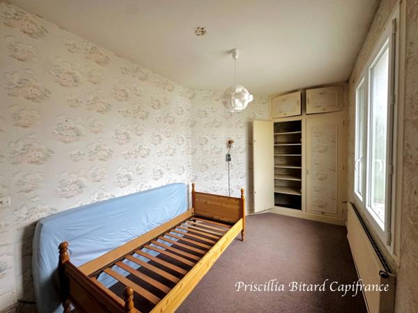 Maison de 148 m² à rénover, avec grand terrain et beau potentiel.