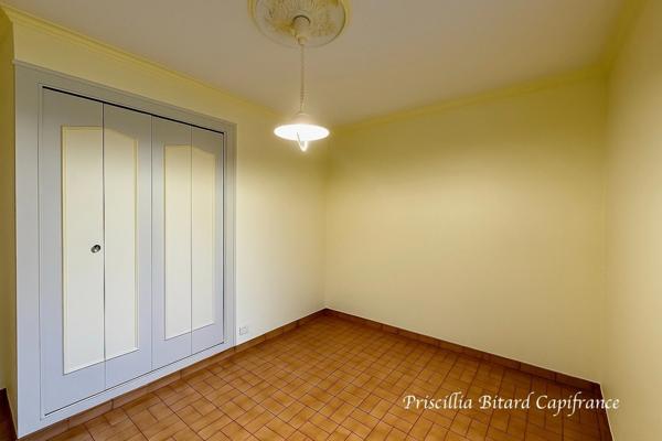 Maison de 148 m² à rénover, avec grand terrain et beau potentiel.