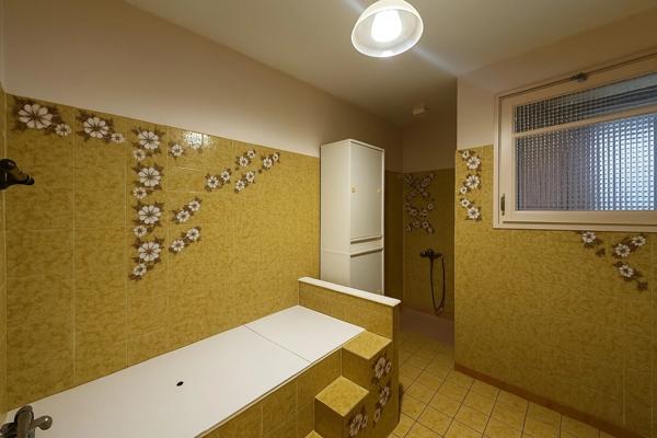 Maison de 148 m² à rénover, avec grand terrain et beau potentiel.