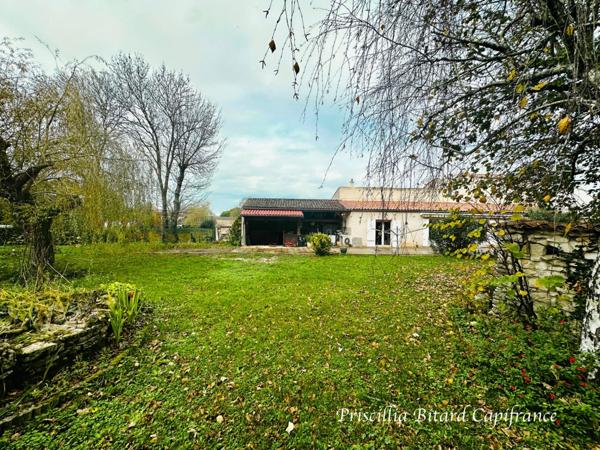 Maison de 148 m² à rénover, avec grand terrain et beau potentiel.