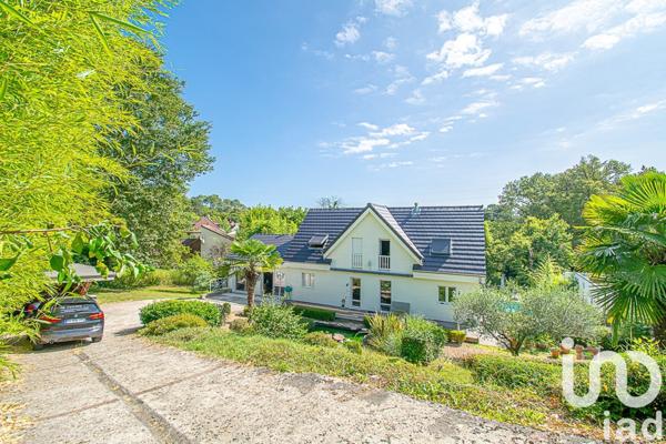 Maison 10 pièces de 233 m² à Ussac (19270)