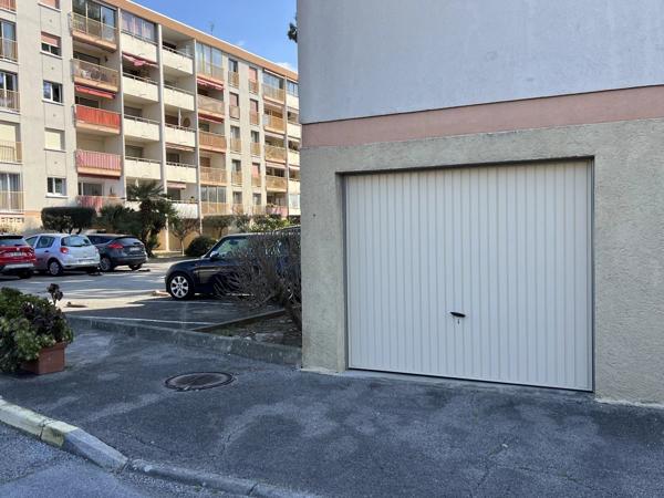 Location                                                      Garage
                        
                                                            à Fréjus