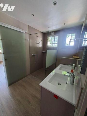 Maison d'habitation composée d'une entrée, salon/séjour avec cheminée insert, cuisine aménagée/...