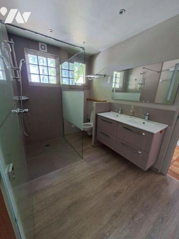 Maison d'habitation composée d'une entrée, salon/séjour avec cheminée insert, cuisine aménagée/...