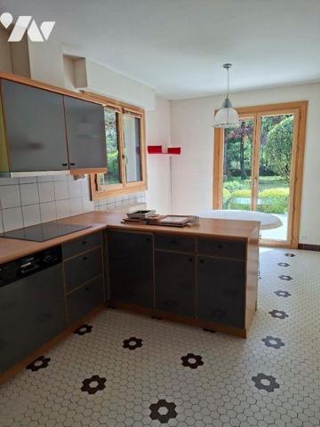 Maison d'habitation composée d'une entrée, salon/séjour avec cheminée insert, cuisine aménagée/...