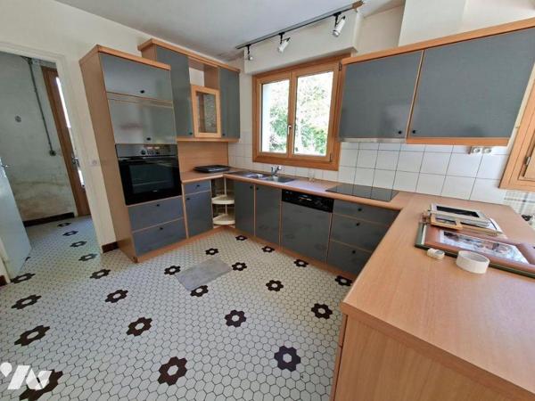 Maison d'habitation composée d'une entrée, salon/séjour avec cheminée insert, cuisine aménagée/...