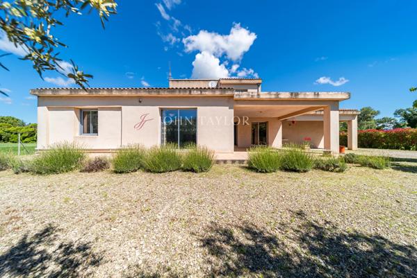 Villa d’architecte avec beau potentiel et vue sur la colline Saint-Jacques à Cavaillon – Luberon Provence