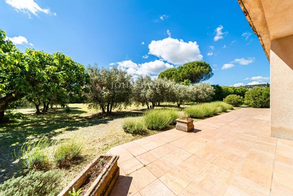 Villa d’architecte avec beau potentiel et vue sur la colline Saint-Jacques à Cavaillon – Luberon Provence