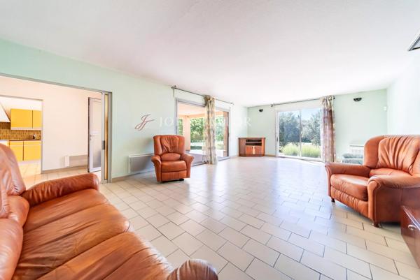 Villa d’architecte avec beau potentiel et vue sur la colline Saint-Jacques à Cavaillon – Luberon Provence