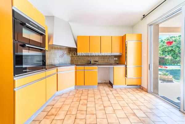 Villa d’architecte avec beau potentiel et vue sur la colline Saint-Jacques à Cavaillon – Luberon Provence
