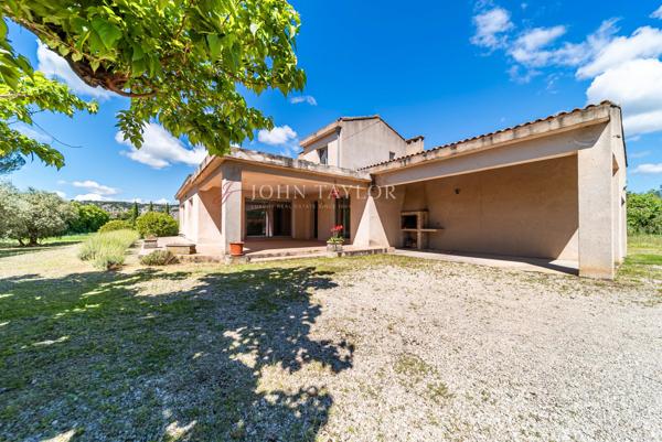 Villa d’architecte avec beau potentiel et vue sur la colline Saint-Jacques à Cavaillon – Luberon Provence
