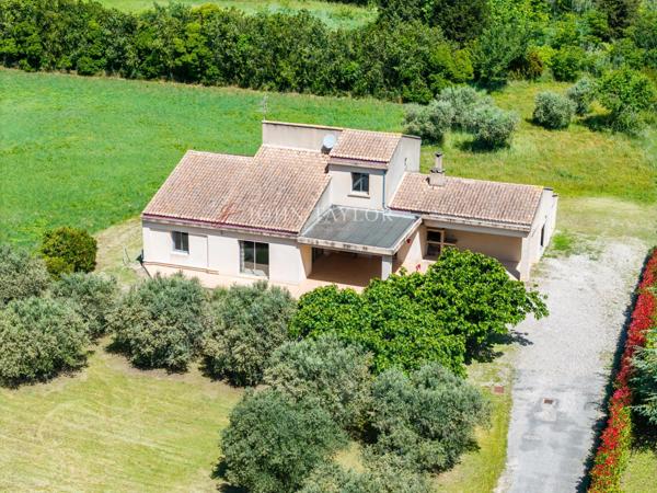 Villa d’architecte avec beau potentiel et vue sur la colline Saint-Jacques à Cavaillon – Luberon Provence