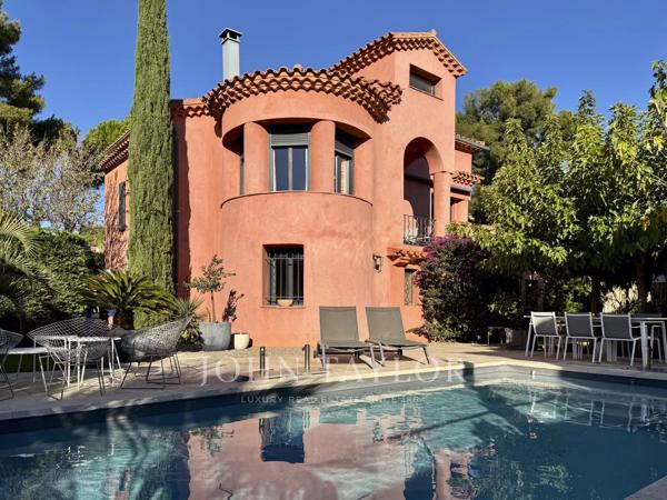 Villa d’architecte à Bandol avec vue mer, piscine et plages à pied – Quartier Escourche