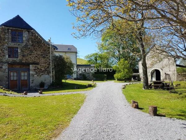 Demeures de prestige - Vallee d'ossau - Réf.:205343 AU COEUR DE LA VALLEE D'OSSAU - A VENDRE ENSEMBLE IMMOBILIER RENOVE SUR TERRES LIBRES DE 20 HECTARES AVEC VUE MAGNIFIQUE SUR LES PYRENEES - SITE UNIQUE DANS LE BEARN -