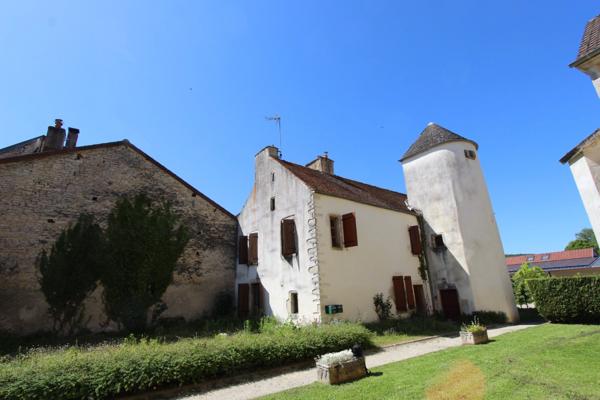 Dpt Côte d'Or (21), à vendre VEUVEY SUR OUCHE (21) Ancien Presbytère 9 pièces sur 398 m² de terrain.
