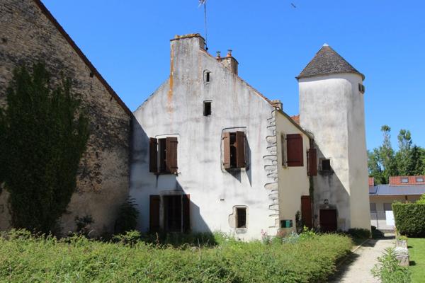Dpt Côte d'Or (21), à vendre VEUVEY SUR OUCHE (21) Ancien Presbytère 9 pièces sur 398 m² de terrain.