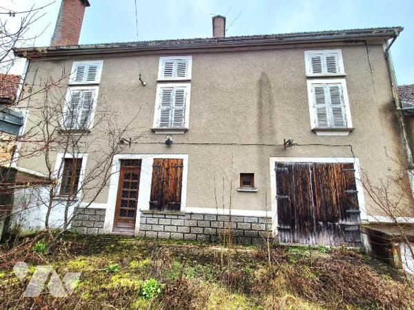 Longère en pierres à rénover comprenant en rez-de-chaussée : un grand salon-séjour de 55m² avec...