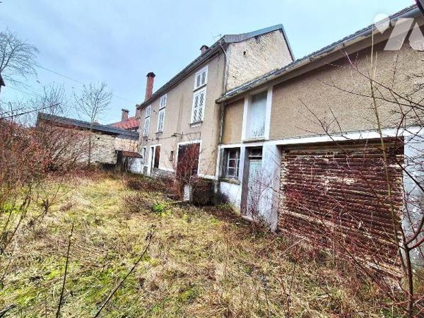 Longère en pierres à rénover comprenant en rez-de-chaussée : un grand salon-séjour de 55m² avec...