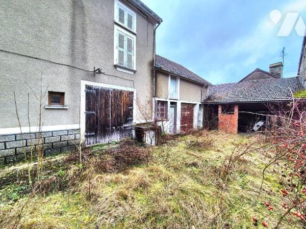 Longère en pierres à rénover comprenant en rez-de-chaussée : un grand salon-séjour de 55m² avec...