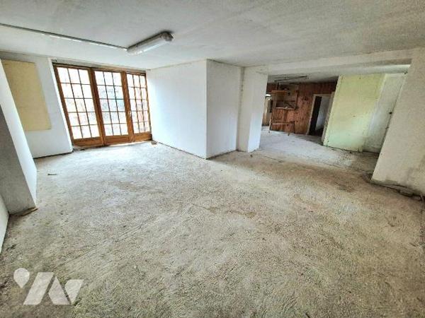 Longère en pierres à rénover comprenant en rez-de-chaussée : un grand salon-séjour de 55m² avec...