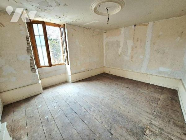 Longère en pierres à rénover comprenant en rez-de-chaussée : un grand salon-séjour de 55m² avec...