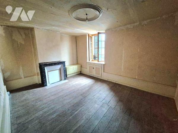 Longère en pierres à rénover comprenant en rez-de-chaussée : un grand salon-séjour de 55m² avec...