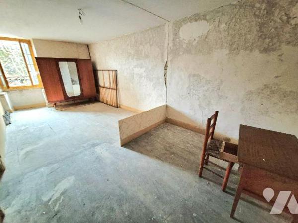 Longère en pierres à rénover comprenant en rez-de-chaussée : un grand salon-séjour de 55m² avec...