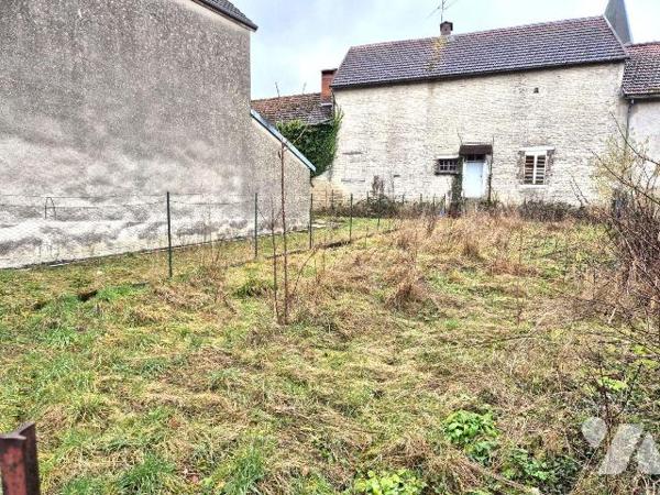 Longère en pierres à rénover comprenant en rez-de-chaussée : un grand salon-séjour de 55m² avec...