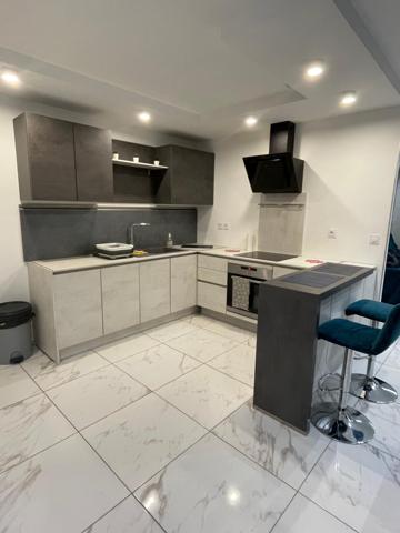 Maison récente, trois chambres, jardin.