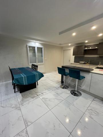 Maison récente, trois chambres, jardin.