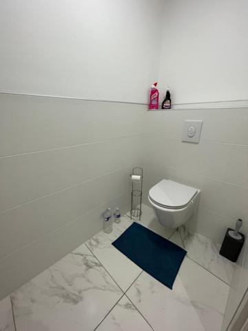 Maison récente, trois chambres, jardin.