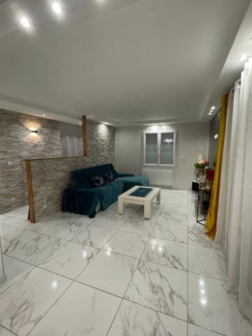 Maison récente, trois chambres, jardin.