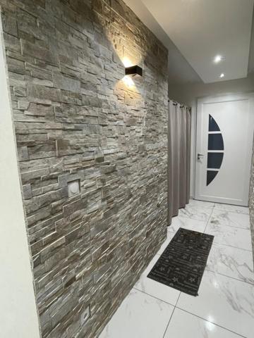 Maison récente, trois chambres, jardin.