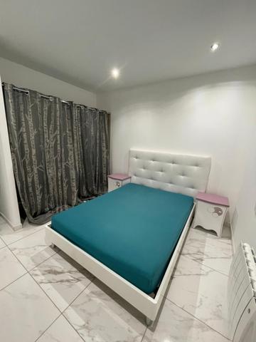 Maison récente, trois chambres, jardin.