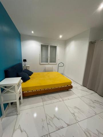 Maison récente, trois chambres, jardin.