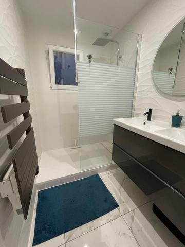 Maison récente, trois chambres, jardin.