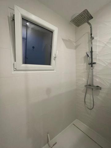 Maison récente, trois chambres, jardin.