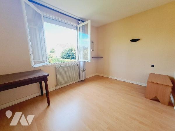 Montélimar, maison de 131m² habitable avec 5 chambres, garage et jardin.