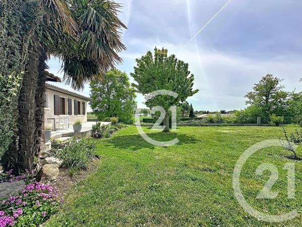 Maison à vendre  4 pièces - 125,60 m 2   BOURG CHARENTE  - 16