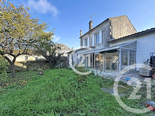 Maison à vendre  4 pièces - 125,60 m 2   BOURG CHARENTE  - 16