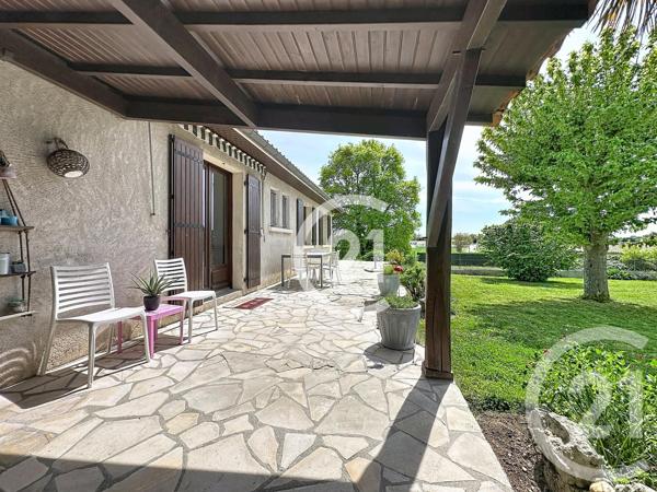 Maison à vendre  4 pièces - 125,60 m 2   BOURG CHARENTE  - 16