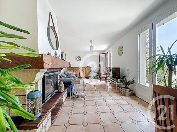 Maison à vendre  4 pièces - 125,60 m 2   BOURG CHARENTE  - 16