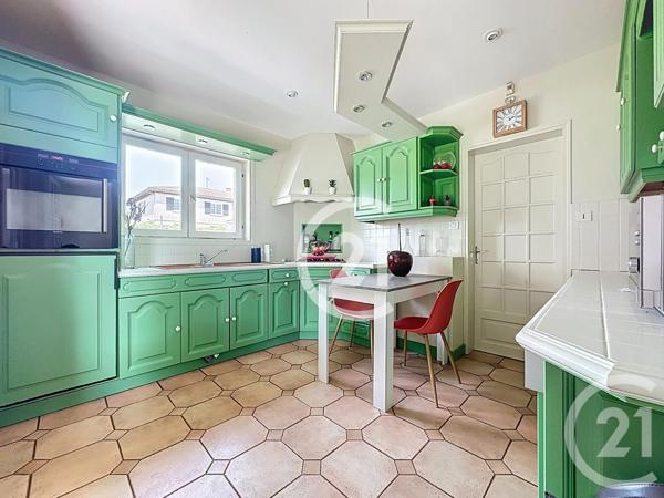 Maison à vendre  4 pièces - 125,60 m 2   BOURG CHARENTE  - 16