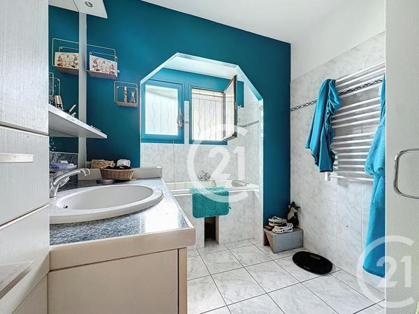 Maison à vendre  4 pièces - 125,60 m 2   BOURG CHARENTE  - 16