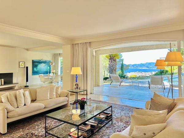 Villa Super Cannes 5 pièces 230 m2, 1660m2 de terrain avec piscine et pleine vue mer 180°