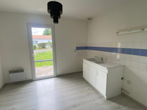 MAREUIL SUR LAY 85320 A 2 PAS D'INTERMARCHE VILLA PLAIN PIED 3 CHAMBRES AVEC GARAGE ET JARDIN CLOS