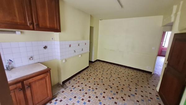 Plain-pied de ville: 77 m², séjour, cuis, 2 ch, salle d’eau,dép /135m²